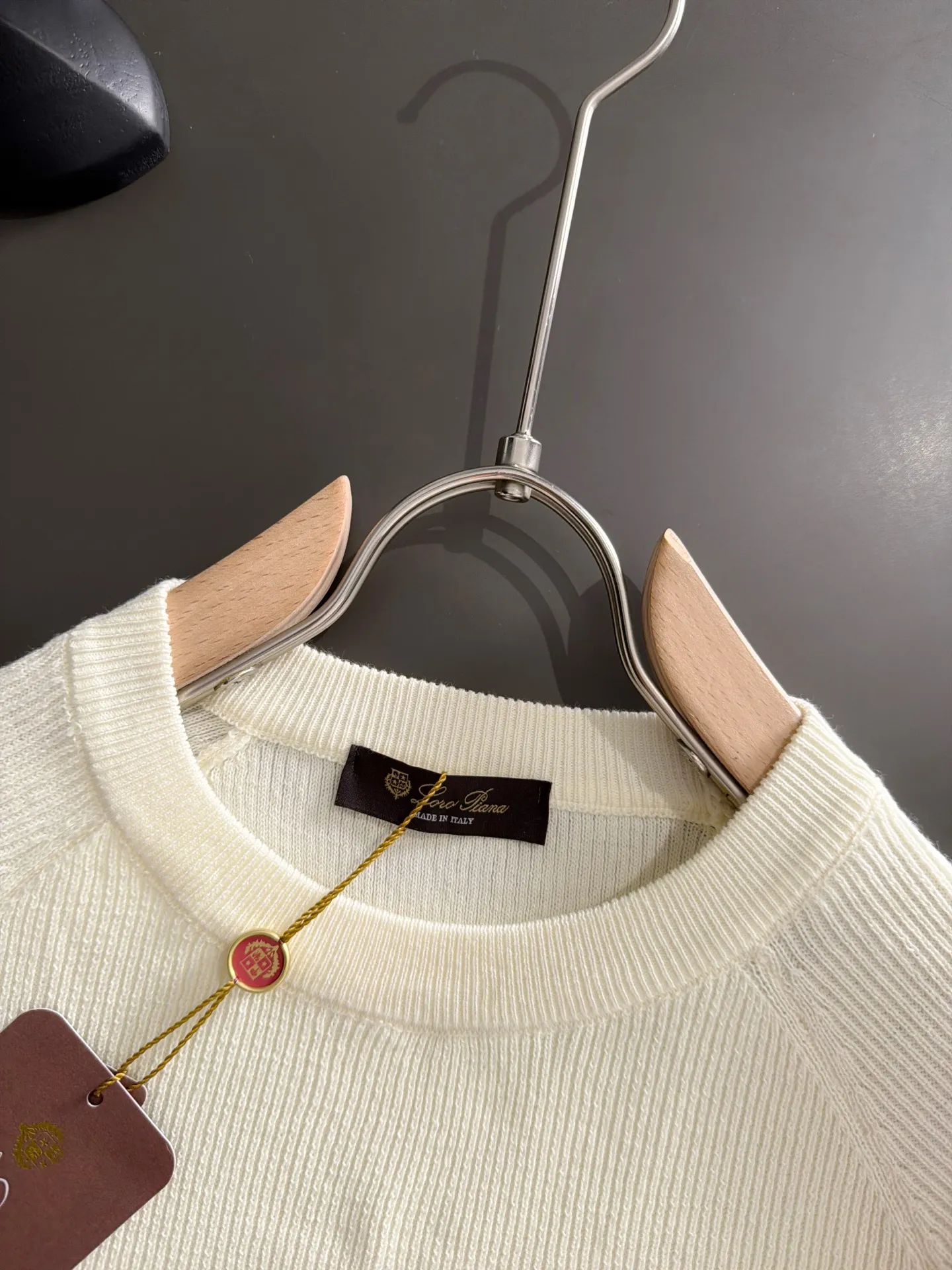 Next day shipment LP high quality Loro Piana 26ss New Arrival men's short-sleeved T-shirt Made of combed cotton yarn knitted cotton fabric, no pressure when entering and exiting the counter Exclusive control of raw materials It feels substantial when weighed, and the upper body is more textured than ordinary T-shirts. This texture can cope with the weather easily and is suitable for both hot and cold! Loose fit design, looks noble. The only correct version is available Size: M to XXXL